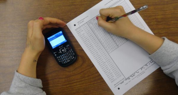 students cheat in exam with cellphone students-cheat-in-exam-with-cellphone-600x321